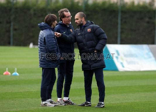 Guardiola parlant amb els seus ajudants. Foto: Miguel Ruiz (FCB).