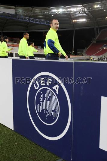 Iniesta i la UEFA, una connexi eterna des de Stamford Bridge. Foto: Miguel Ruiz - FCB
