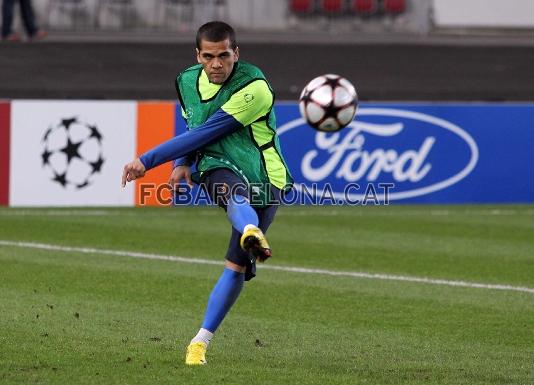 Alves, encara amb la baixa mdica, molt concentrat. Foto: Miguel Ruiz - FCB