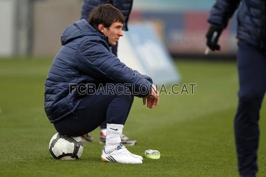 FCB Leo Messi sentado encima de un baln. Foto: Miguel Ruiz - FCB