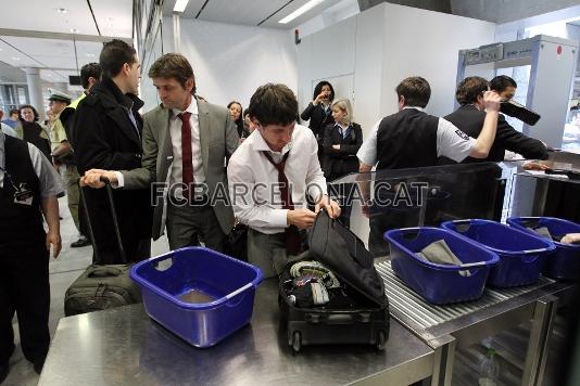 Messi cerrando su maleta que minutos antes haba sido revisada. Foto: Miguel Ruiz - FCB