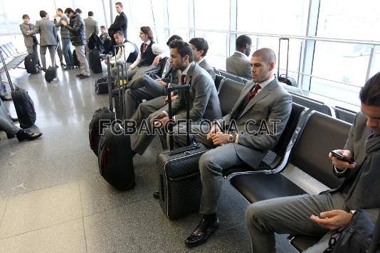 Els jugadors esperant a la terminal abans de pujar a l'avi. Foto: Miguel Ruiz - FCB