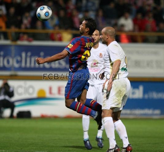 A la temporada 2009/10, Jeffren passa a formar part del primer equip. A la imatge fa un control contra la Cultural Leonesa. Foto: Arxiu FCB
