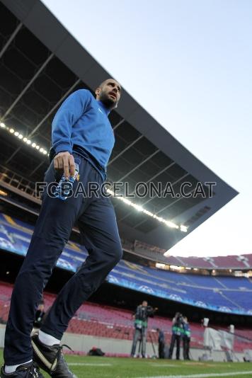 Guardiola saltando al csped tras la rueda de prensa. Foto: Miguel Ruiz - FCB.