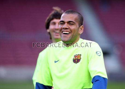 Dani Alves sonre durante un momento del rondo. Foto: Miguel Ruiz - FCB.