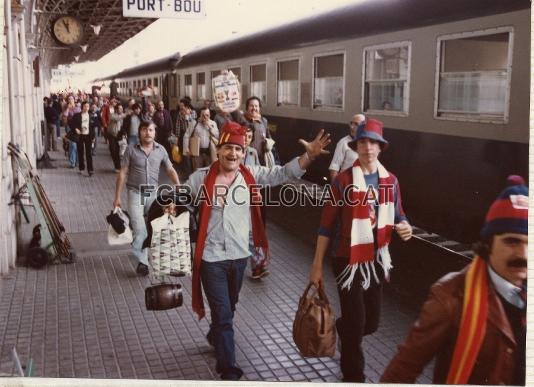 Aficionats desplaant-se en tren a la final de Basilea, l'any 1979. Foto: Arxiu FCB