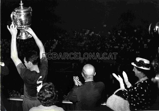 Segarra levanta la copa de campeones de Copa ante la presencia de Franco. Foto: Archivo FCB
