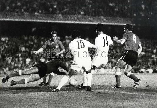 Un instante de la final de Copa que tuvo lugar el ao 1970 en el Camp Nou entre el Real Madrid y el Valencia. Foto: Archivo FCB