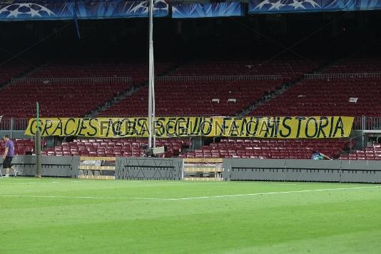'Gràcies, nois. Seguiu fent història'. És el que deia una pancarta que es podia llegir després de l'eliminació europea, a semifinals, contra l'Inter. Foto: Arxiu FCB