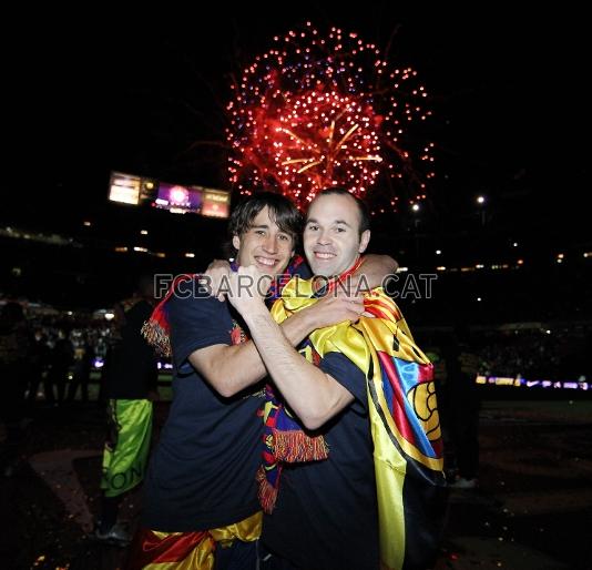 Bojan i Iniesta, eufòrics la nit del Barça-Valladolid (4-0), just abans dels parlaments. Foto: Arxiu FCB