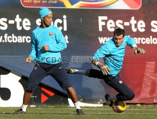 Jorquera con Ronaldinho durante un entrenamiento.