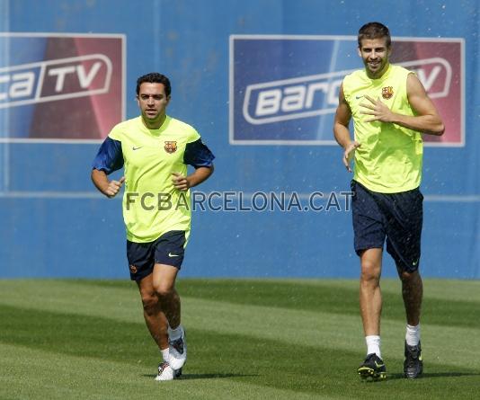 Xavi i Piqu en l'entrenament que el primer equip ha realitzat desprs d'arribar a Barcelona