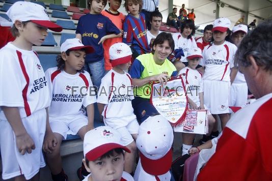 Els joves jugadors argentins de l'Estudiantes han pogut compartir uns moments amb el seu dol