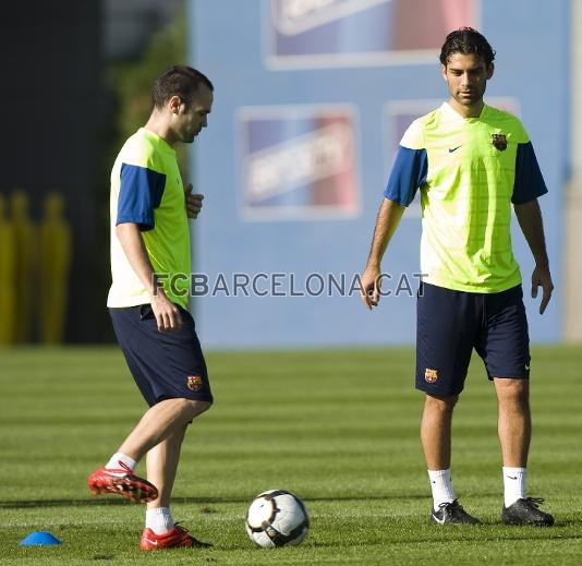 Iniesta y Mrquez, en un momento del entrenamiento. (Foto: lex Caparrs - FCB)
