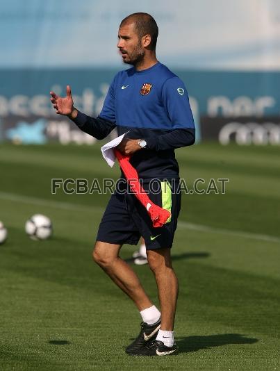 Guardiola, donant instruccions. (Foto: Miguel Ruiz - FCB)