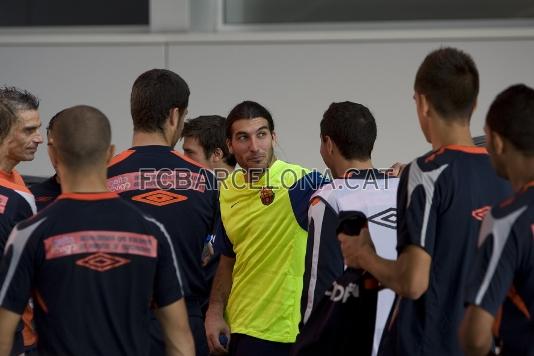 Jos Manuel Pinto ha aprovechado la visita del Celta para saludar a sus ex compaeros. (Foto: lex Caparrs-FCB)