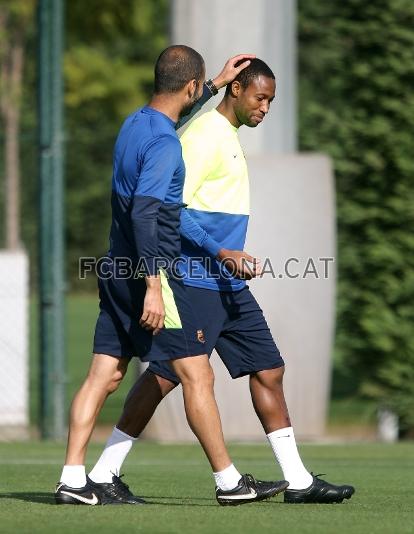 Guardiola saluda a Keita, que este mircoles se ha incorporado a los entrenamientos. (Foto: Miguel Ruiz - FCB)