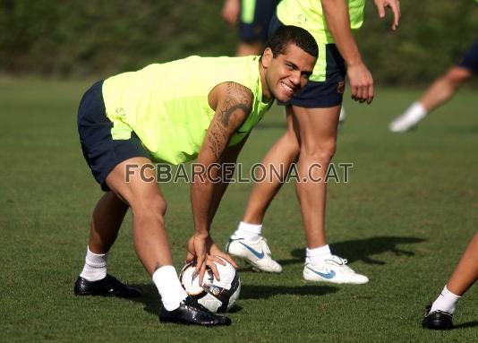 Alves es otro de los internacionales que se ha ejercitado en la Ciutat Esportiva Joan Gamper. (Foto: Miguel Ruiz - FCB)