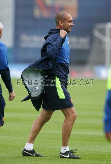 Josep Guardiola se abriga despus que estos das bajara las temperaturas. Fotos: Miguel Ruiz (FCB)
