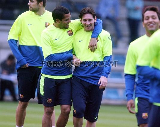 Tot l'equip ha felicitat Messi pel pas al Mundial, especialment el seu amic Dani Alves. Fotos: Miguel Ruiz (FCB)