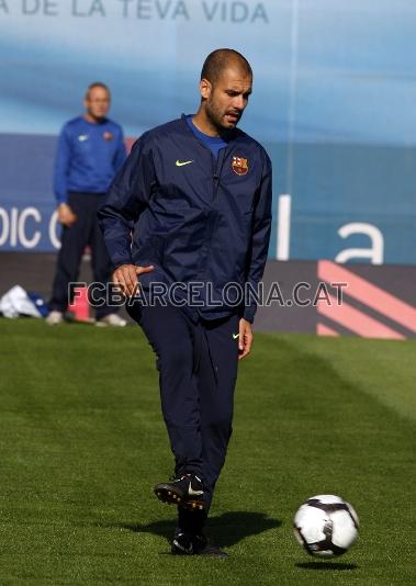Josep Guardiola, en el entrenamiento. (Foto: Miguel Ruiz - FCB)