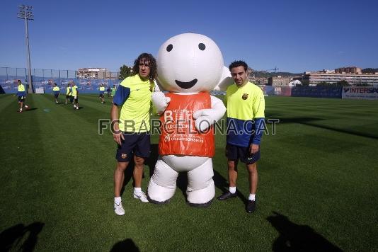 Puyol i Xavi, amb la mascota del Mundial d'Atletisme 2010 que es far a Barcelona. (Foto: Miguel Ruiz - FCB)