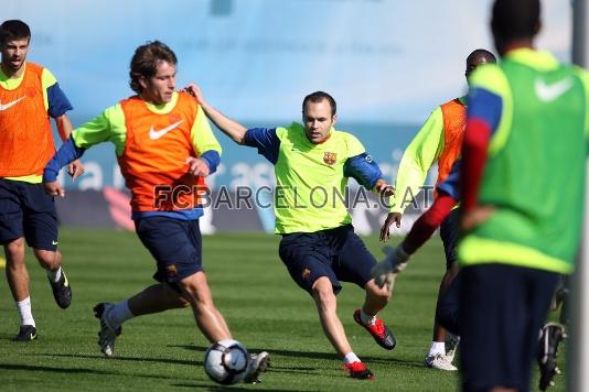 Maxwell i Iniesta lluiten per la pilota. (Foto: Miguel Ruiz - FCB)