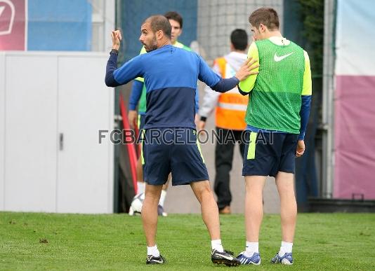 Josep Guardiola donant instruccions als jugadors. (Fotos: Miguel Ruiz-FCB)
