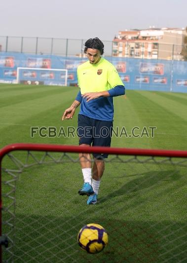 Ibrahimovic, con el baln. (Foto: Miguel Ruiz - FCB)