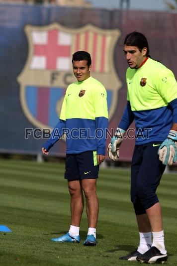 Pedro y Pinto, en un instante de la sesin preparatoria. (Fotos: Miguel Ruiz, FCB)