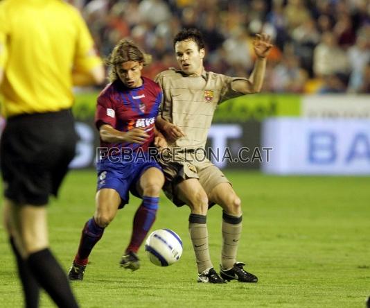 Iniesta, durante el Levante-Bara (1-1) que supuso su primer ttulo como azulgrana, la Liga 2004/05.