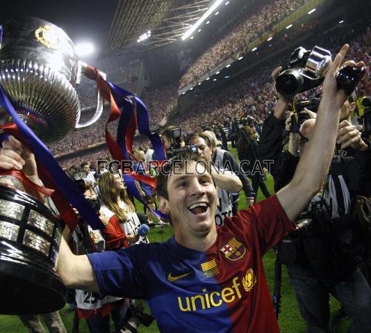 Messi levanta la Copa del Rey ganada contra el Athletic la temporada pasada.