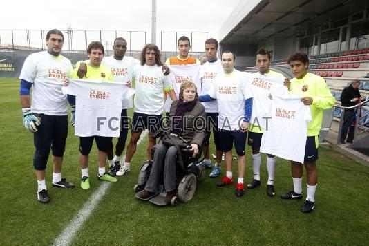 Els jugadors del Bara, solidaris amb malalts d'ELA com la Maria Isabel, que ha visitat l'entrenament (Foto: Miguel Ruiz, FCB)