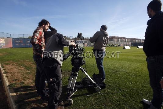 Durant l'entrenament un equip de rodatge s'ha apropat per gravar el segent espot d'Estrella Damm, un dels patrocinadors del FC Barcelona. (Foto: Miguel Ruiz - FCB)