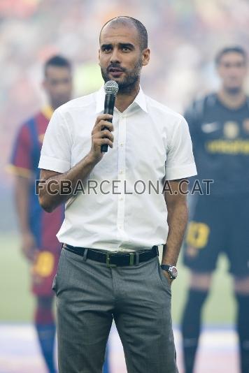 25-08-2010. Presentaci de lequip 2010/11 al Camp Nou davant lafici. Foto: arxiu FCB