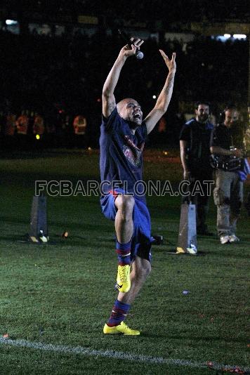 Alves, bailando el 'Waka-waka' durante la celebracin de la Liga 2009/10. Foto: Archivo FCB