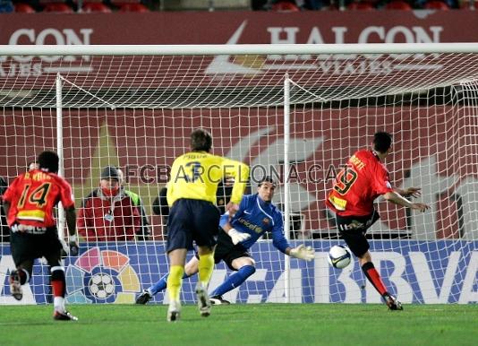 El penal aturat a Mart va valer mig bitllet per a la final de Copa 2008/09. Foto: Arxiu FCB