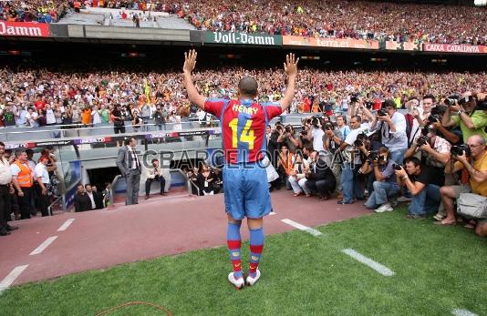 Unes 30.000 persones reben Henry en la seva presentaci al Camp Nou. Foto. Arxiu FCB