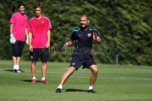 Guardiola, muy activo, durante el primer entrenamiento de la semana. Foto: Miguel Ruiz - FCB.