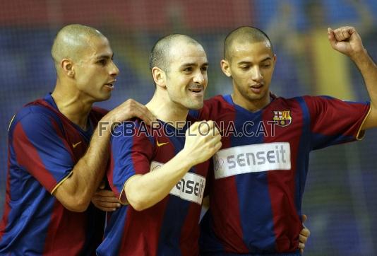 D'esquerra a dreta, Fernandao, Dani Fernndez i Igor celebrant un dels set gols del Bara Senseit.