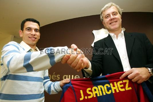 Jordi Sánchez con el responsable del fútbol sala Josep Cubells.