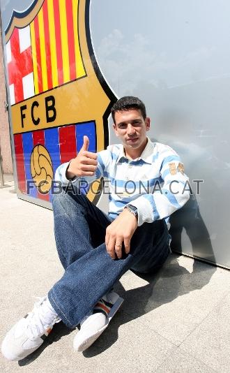 Jordi Sánchez saluda al lado del escudo del Barça.