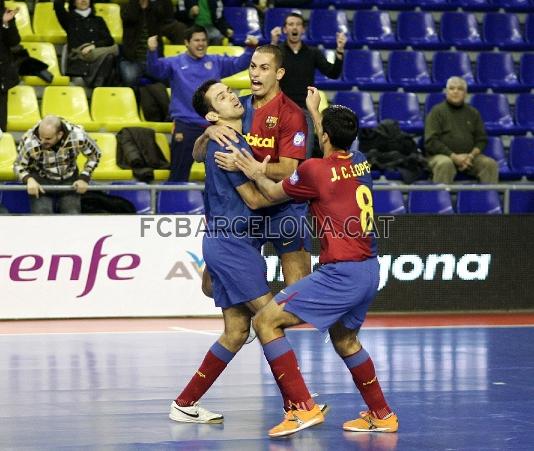 Fernandao, PC y Juan Carlos Muoz celebrando un gol.