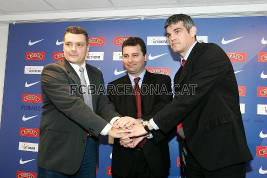 Xavi Pascual con el directivo responsable del balonmano, Jaume Ferrer, y el secretario tcnico de la seccin, Enric Masip.