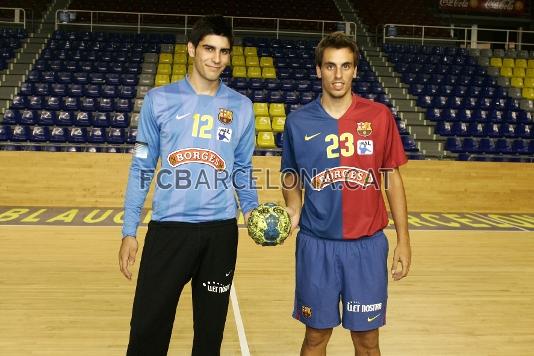 Els jugadors de l'handbol base Adrà Figueras i Rodrigo Sanmiguel, amb les samarretes del FC Barcelona Borges.