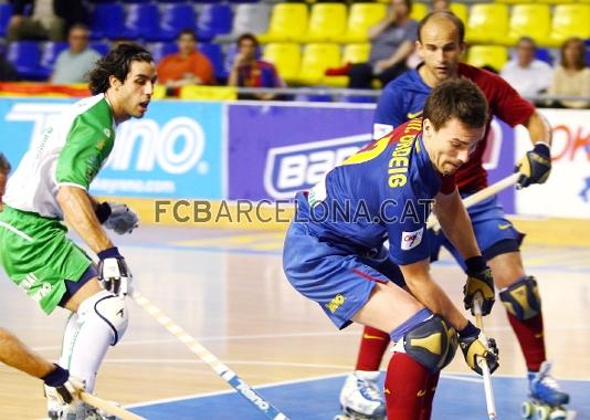 Josep Maria Ordeig, lluitant per no perdre la pilota.