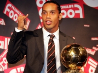 Ronaldinho_trofeopilotador.jpg