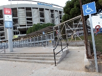 El acceso 19 del Camp Nou con la nueva rampa para el acceso de los aficionados en silla de ruedas. Foto: Alex Caparrs.