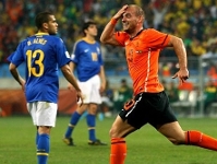 Holland end Dani Alves' World Cup dream (2-1)