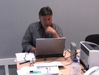 Torrent, en su despacho, analizando imgenes de un rival. Foto: archivo.